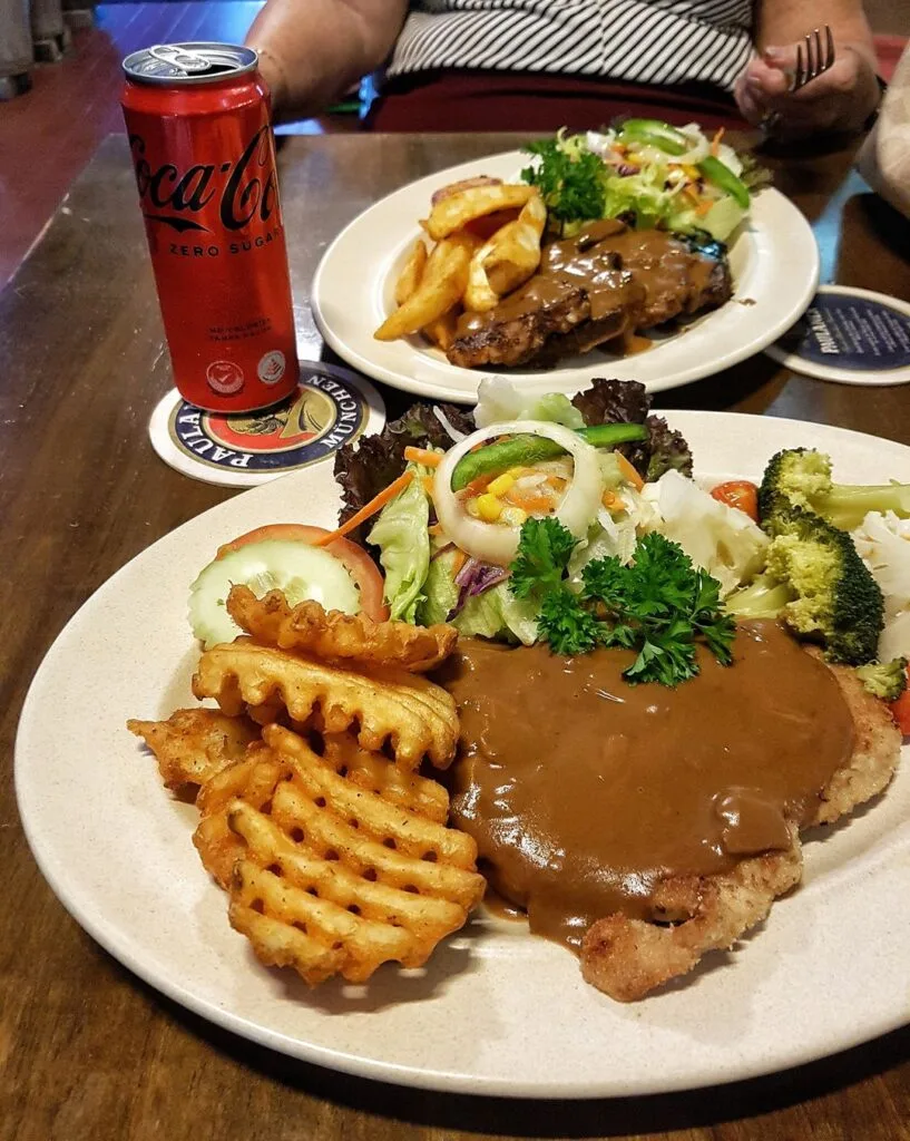 ingolfs_kneipe__pork_schnitzel__paula_tan_01