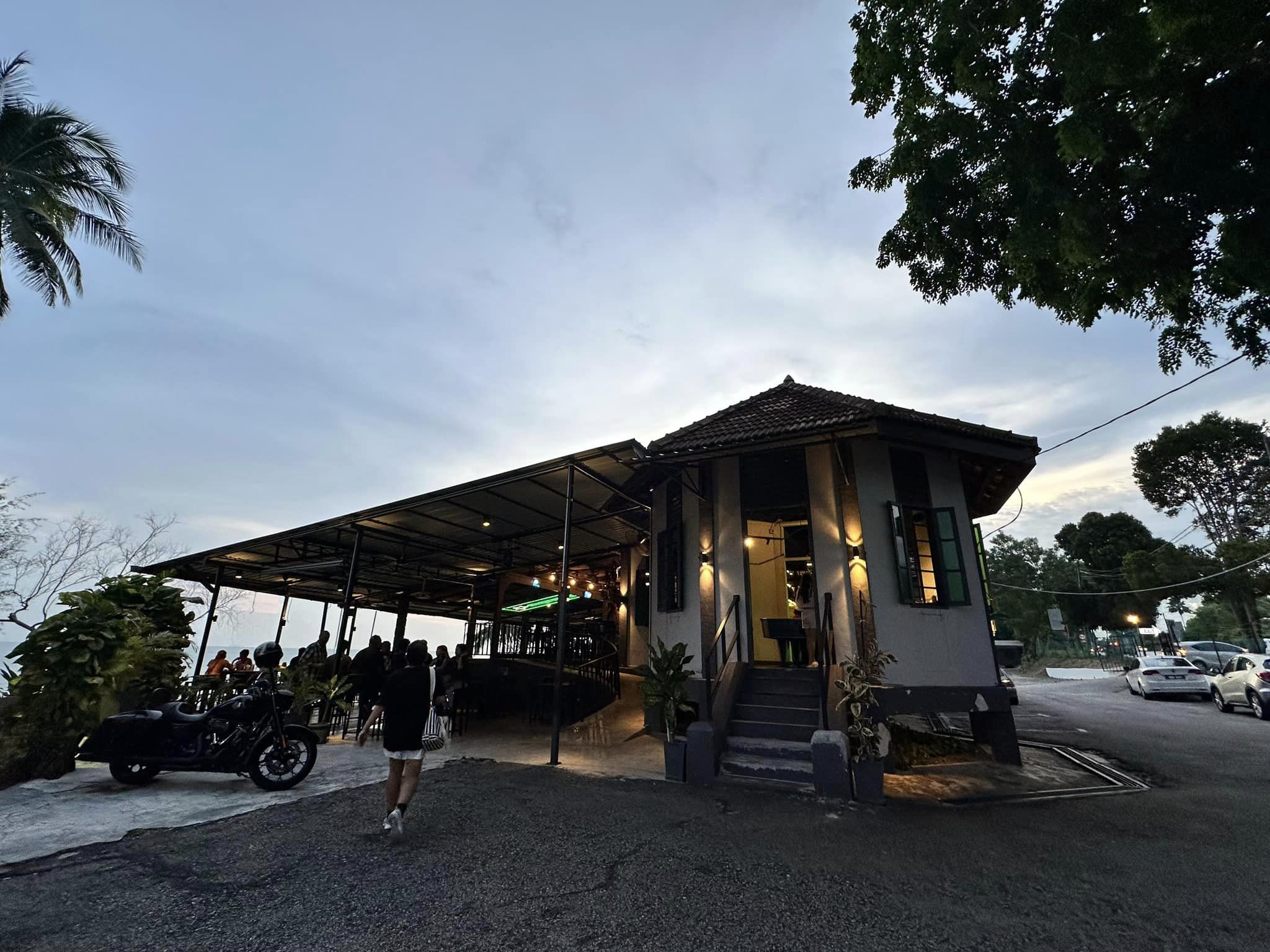 La Playa Bar & Restaurant