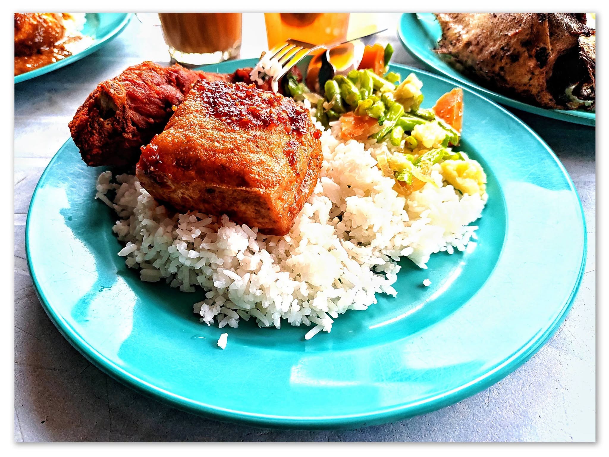 yat_tsunami_cafe_tanjung_bungah_sep2026_hedgesliang_03